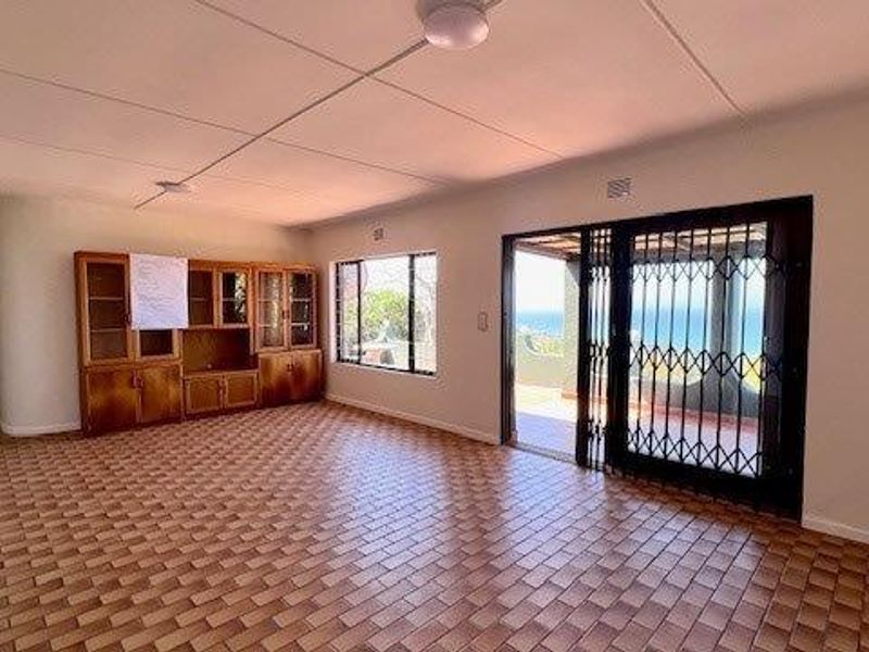 Spacious Trafalgar Home with Breathtaking Sea Views - Photo 8