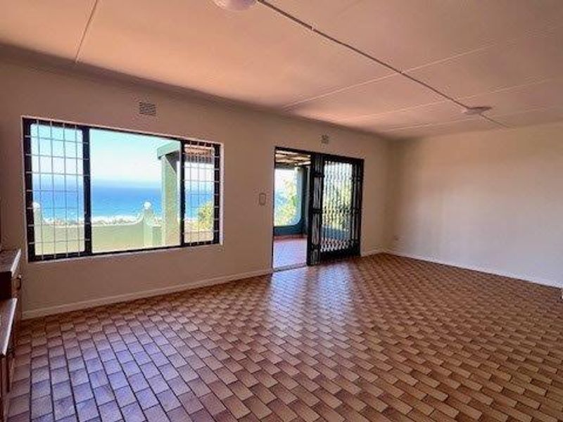 Spacious Trafalgar Home with Breathtaking Sea Views - Photo 7