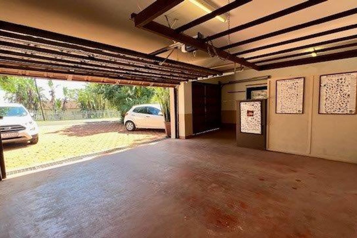 Spacious Trafalgar Home with Breathtaking Sea Views - Photo 3