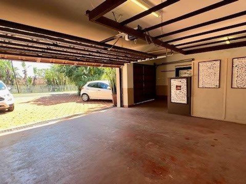 Spacious Trafalgar Home with Breathtaking Sea Views - Photo 3