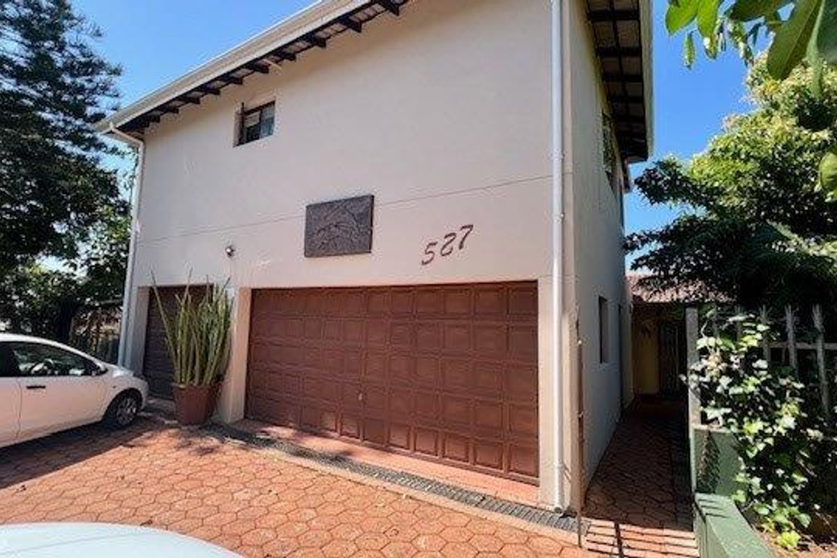 Spacious Trafalgar Home with Breathtaking Sea Views - Photo 2