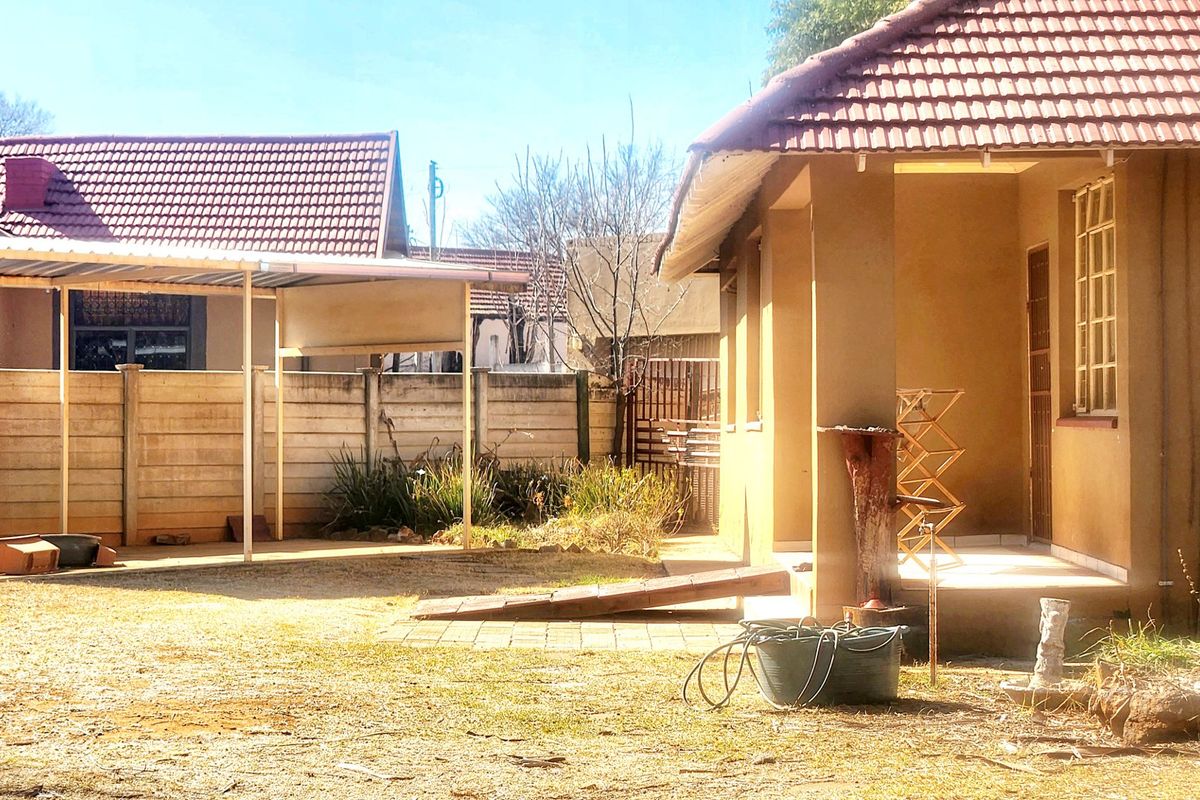 This affordalbe 3-bedroom home offers character, comfort, and a secure garden for family living. - Photo 3