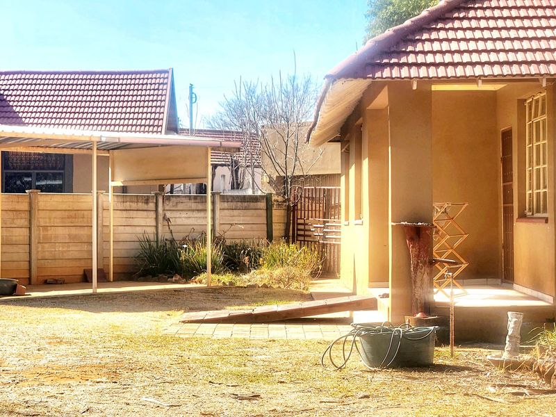 This affordalbe 3-bedroom home offers character, comfort, and a secure garden for family living. - Photo 3