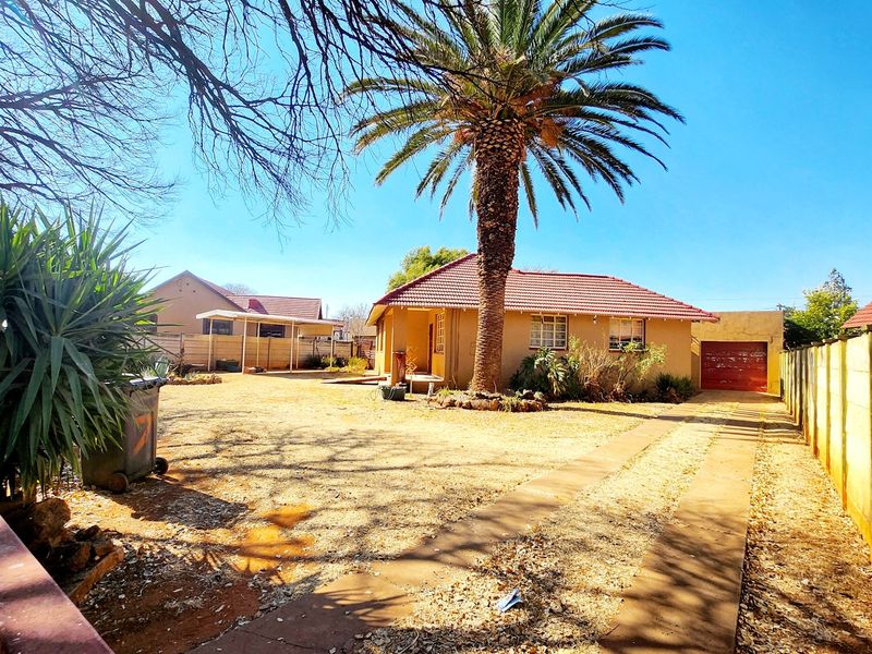 This affordalbe 3-bedroom home offers character, comfort, and a secure garden for family living. - Photo 4