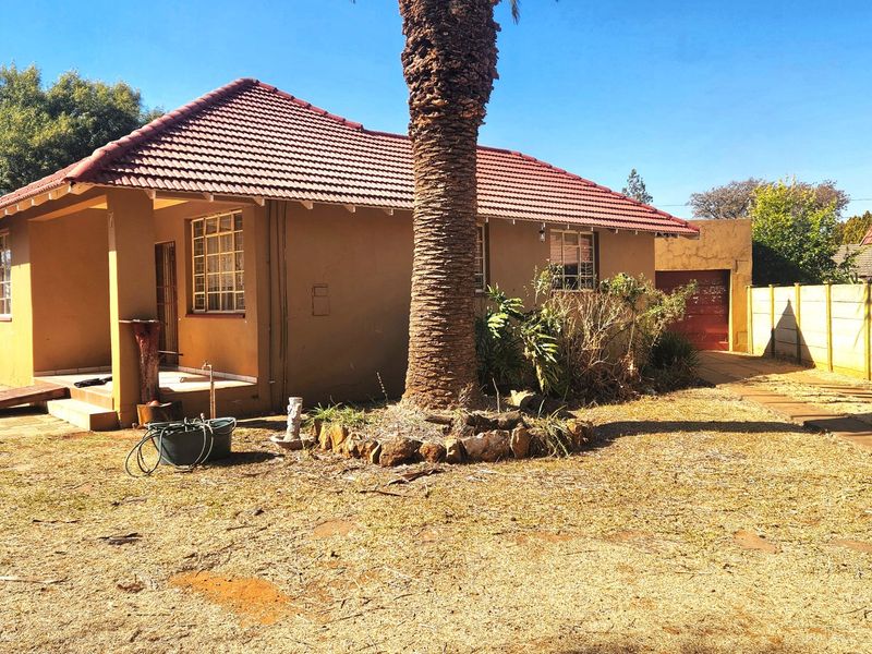 This affordalbe 3-bedroom home offers character, comfort, and a secure garden for family living. - Photo 2