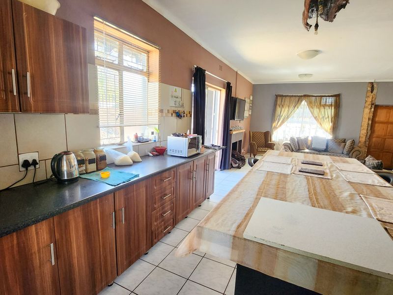 Find your ideal family home in this charming 3-bedroom, 2-bathroom retreat with spacious living areas and inviting outdoor features. - Photo 9