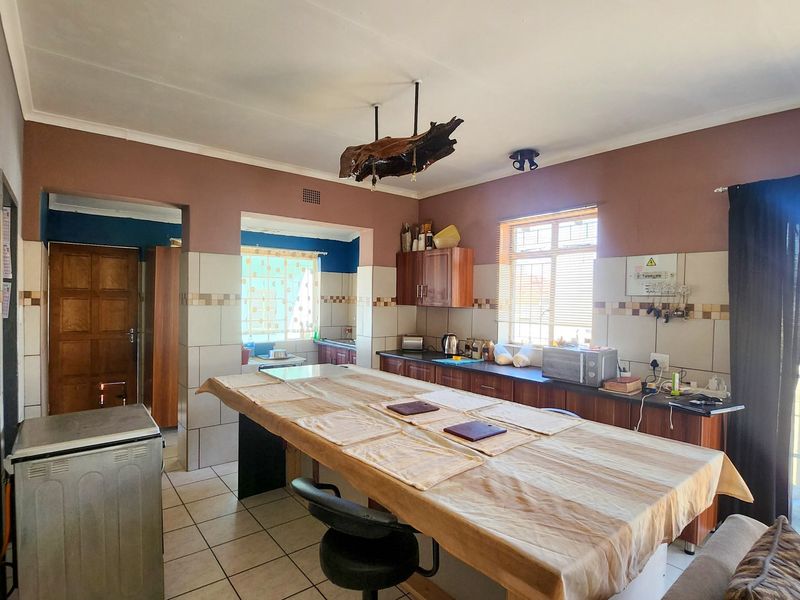 Find your ideal family home in this charming 3-bedroom, 2-bathroom retreat with spacious living areas and inviting outdoor features. - Photo 10