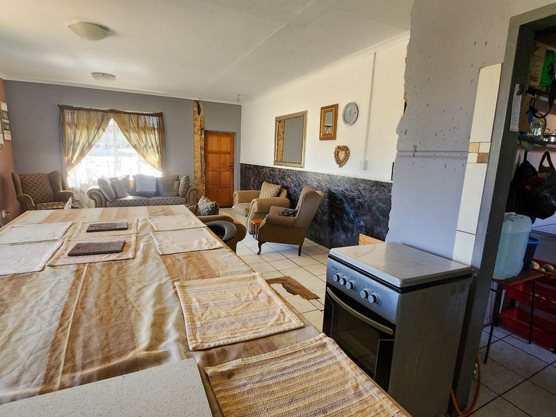 Find your ideal family home in this charming 3-bedroom, 2-bathroom retreat with spacious living areas and inviting outdoor features. - Photo 8