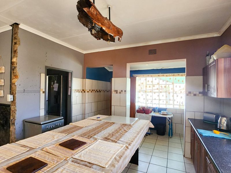 Find your ideal family home in this charming 3-bedroom, 2-bathroom retreat with spacious living areas and inviting outdoor features. - Photo 7