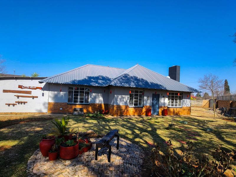 Find your ideal family home in this charming 3-bedroom, 2-bathroom retreat with spacious living areas and inviting outdoor features. - Photo 2