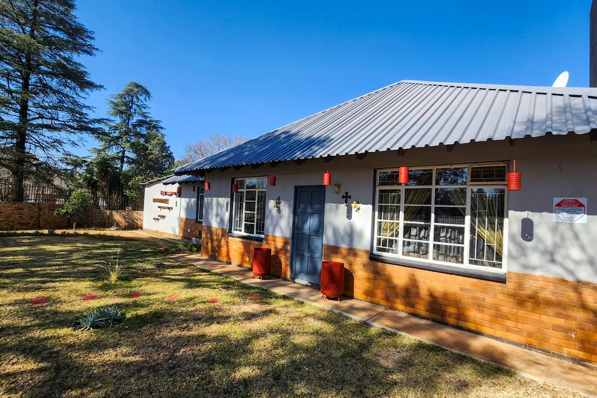 Find your ideal family home in this charming 3-bedroom, 2-bathroom retreat with spacious living areas and inviting outdoor features. - Photo 4