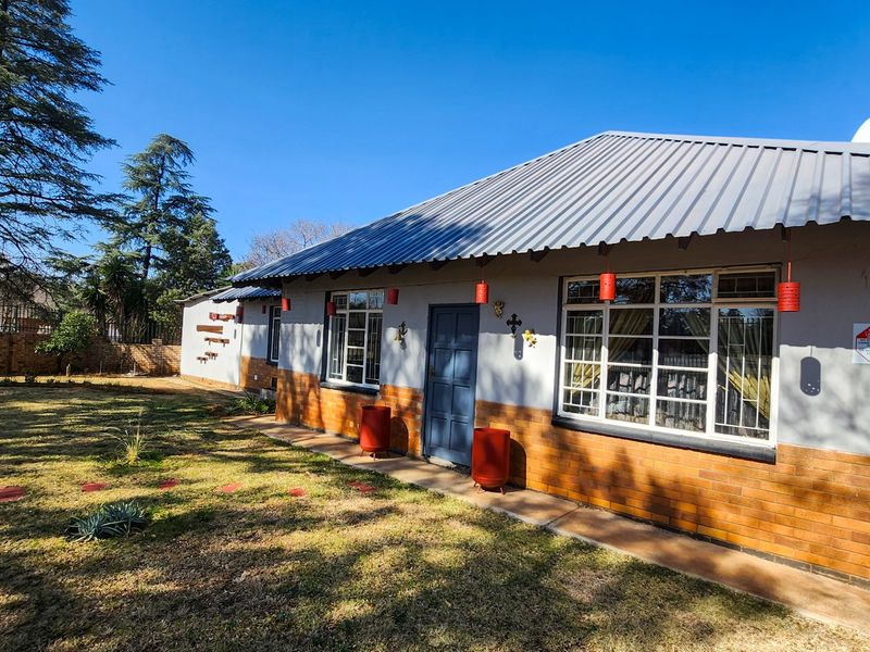 Find your ideal family home in this charming 3-bedroom, 2-bathroom retreat with spacious living areas and inviting outdoor features. - Photo 4