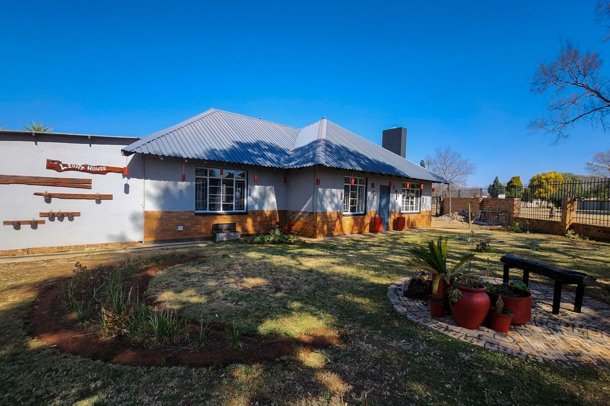 Find your ideal family home in this charming 3-bedroom, 2-bathroom retreat with spacious living areas and inviting outdoor features. - Photo 3