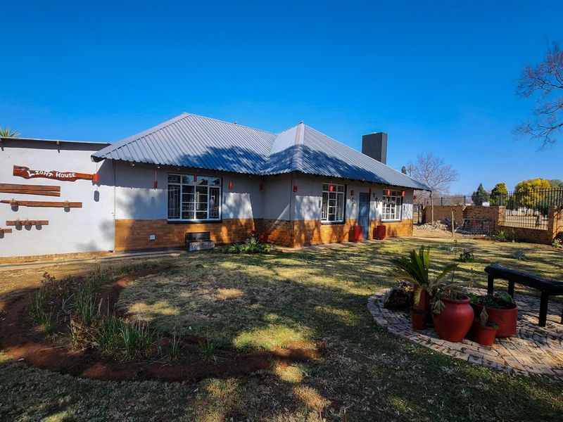 Find your ideal family home in this charming 3-bedroom, 2-bathroom retreat with spacious living areas and inviting outdoor features. - Photo 3