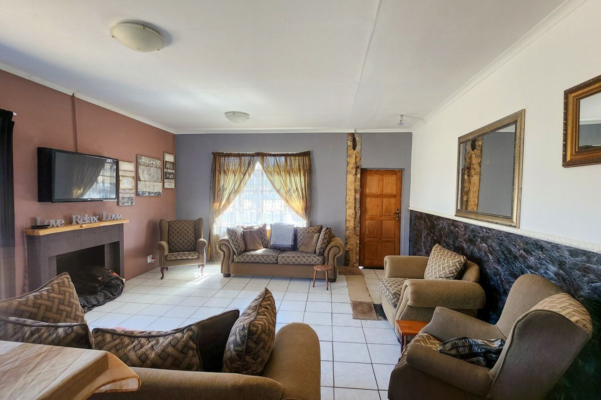 Find your ideal family home in this charming 3-bedroom, 2-bathroom retreat with spacious living areas and inviting outdoor features. - Photo 5