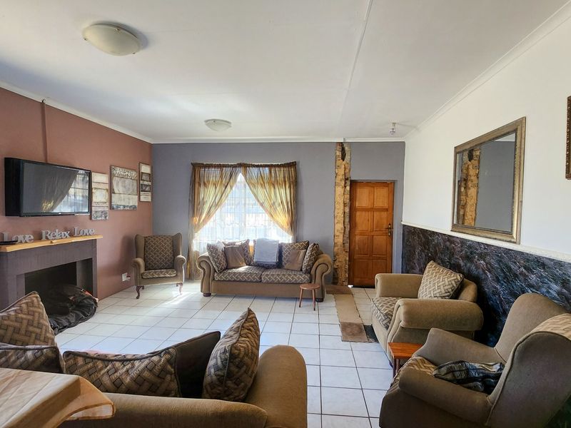 Find your ideal family home in this charming 3-bedroom, 2-bathroom retreat with spacious living areas and inviting outdoor features. - Photo 5