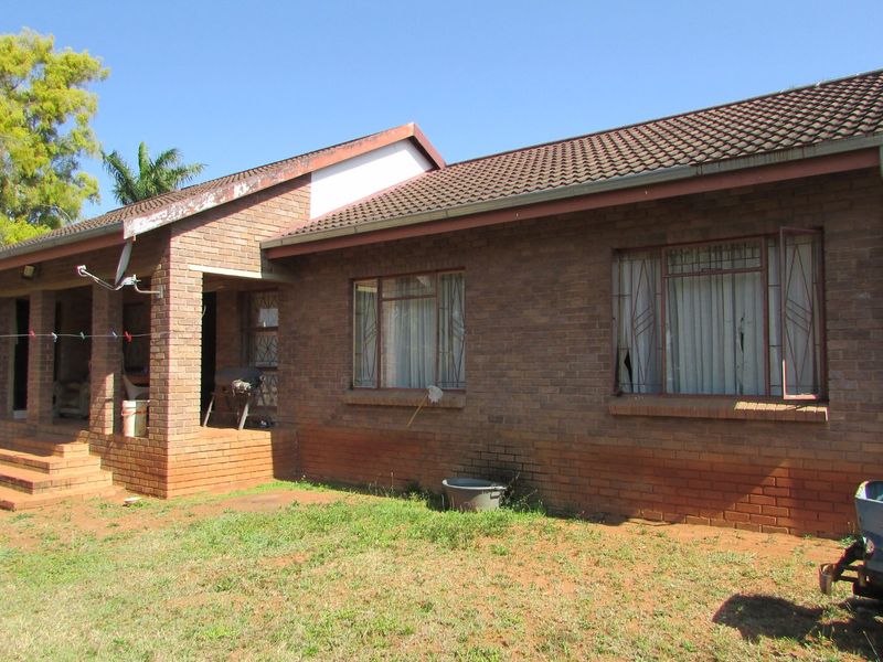 Spacious Family Home  - Photo 2