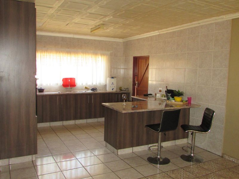 Spacious Family Home  - Photo 8