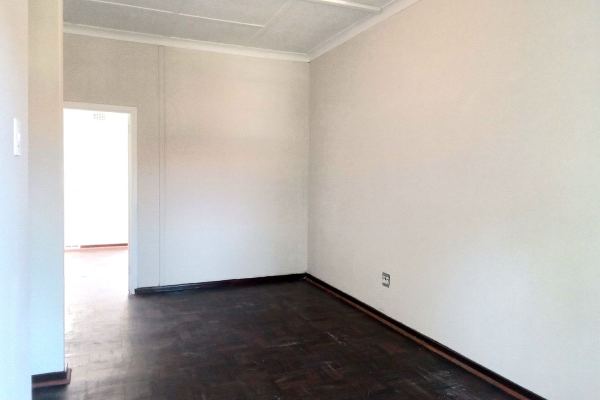 2 Bedroom 1 Bathroom Apartment  - Photo 3