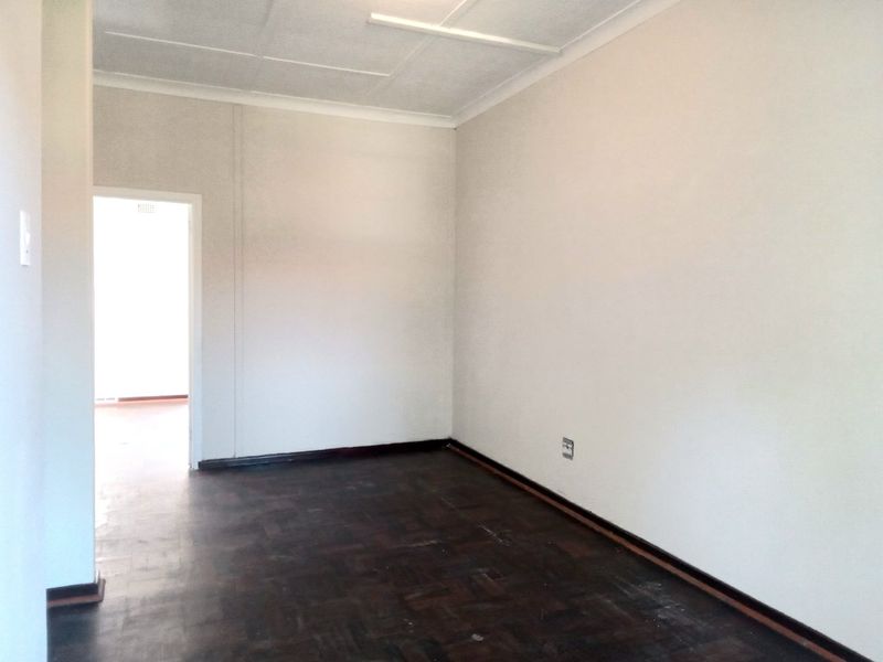 2 Bedroom 1 Bathroom Apartment  - Photo 3