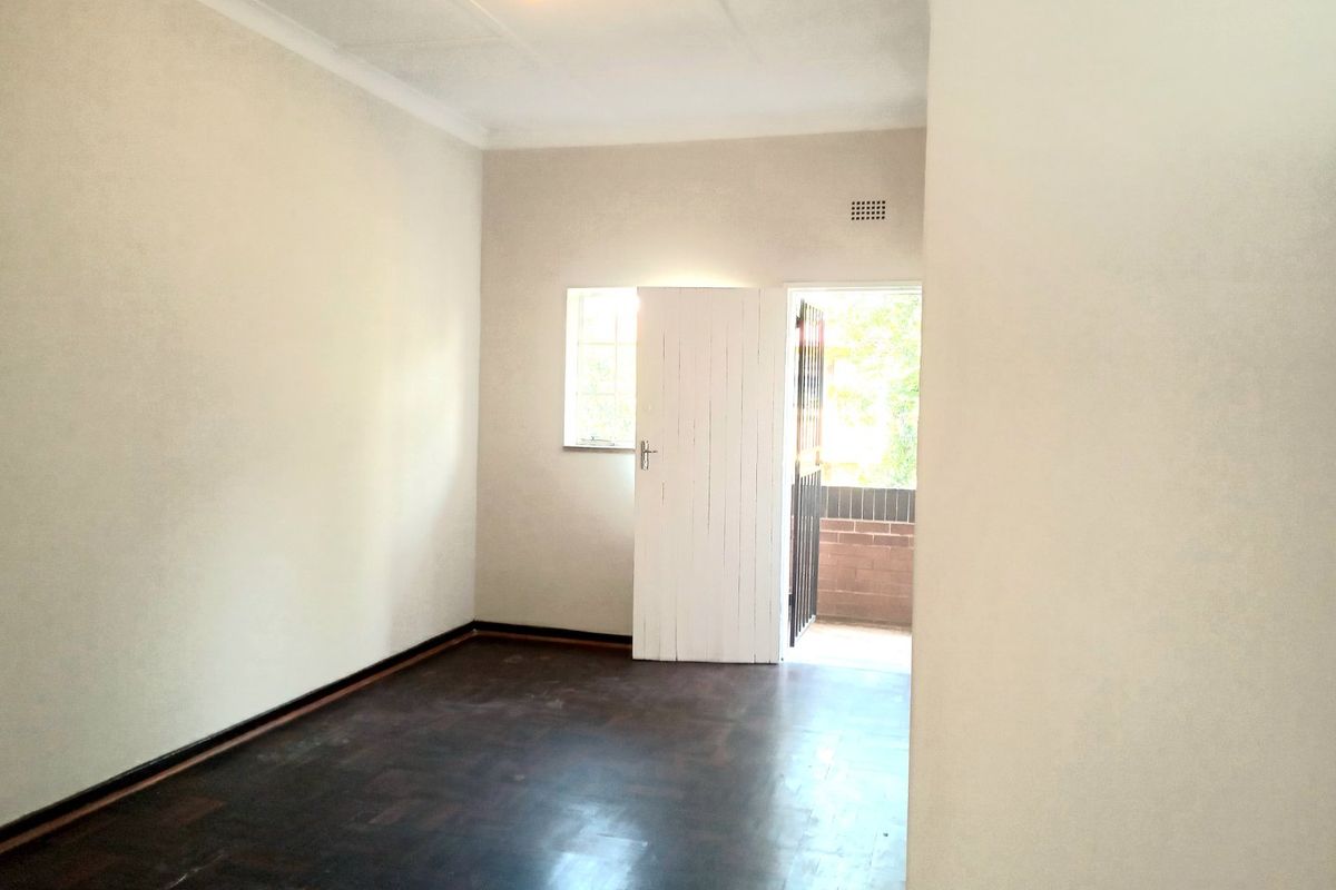 2 Bedroom 1 Bathroom Apartment  - Photo 4