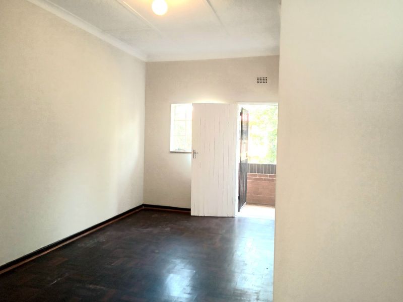 2 Bedroom 1 Bathroom Apartment  - Photo 4