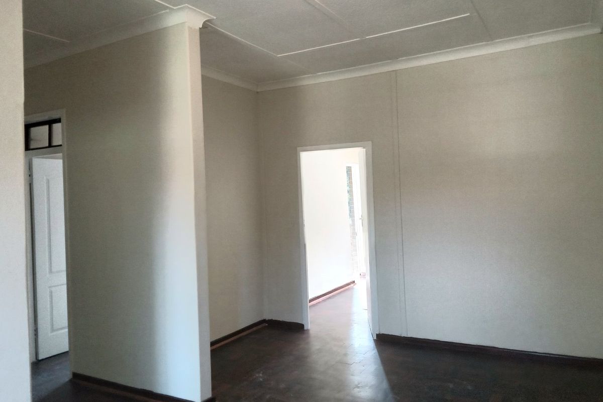 2 Bedroom 1 Bathroom Apartment  - Photo 2