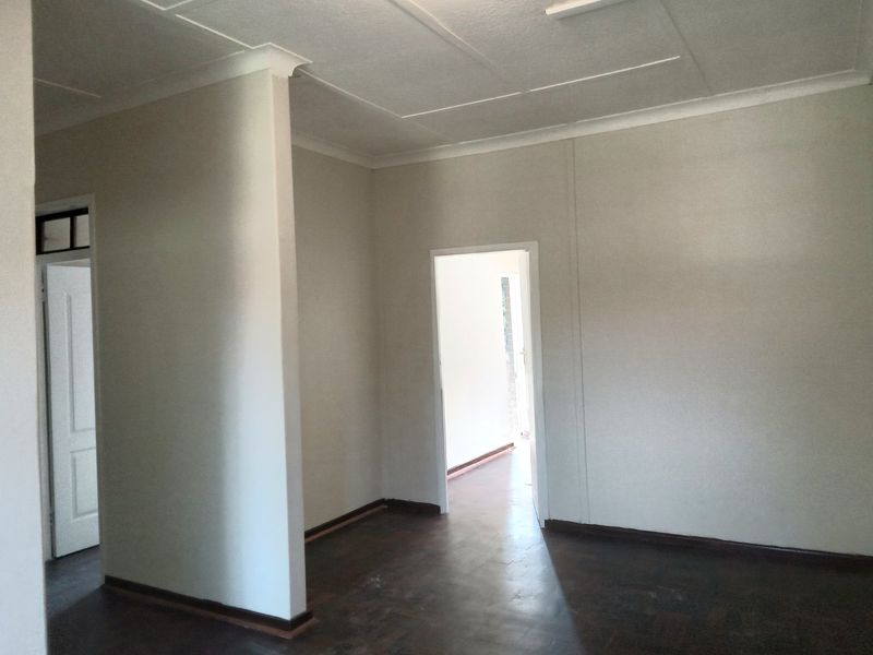 2 Bedroom 1 Bathroom Apartment  - Photo 2