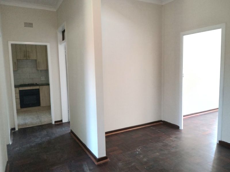 2 Bedroom 1 Bathroom Apartment  - Photo 5