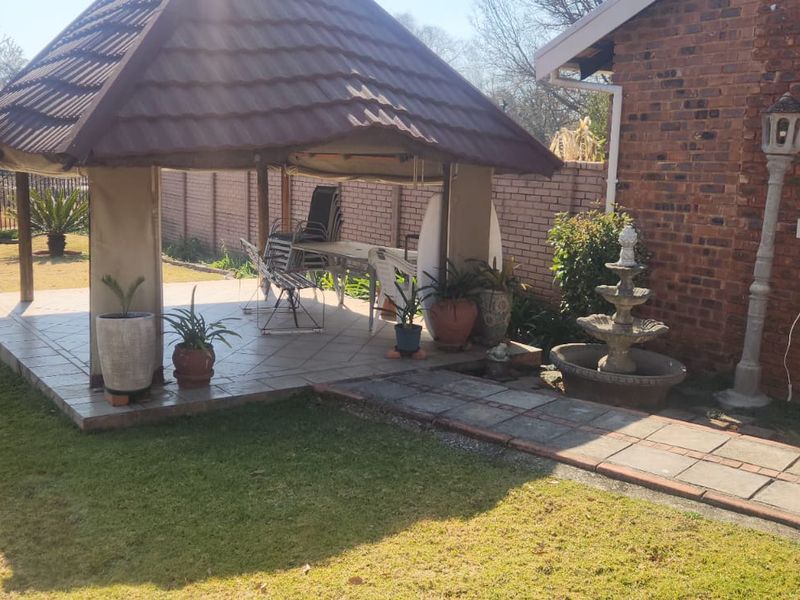 "Safety First: 24/7 Security in a Peaceful Setting!" - Photo 2