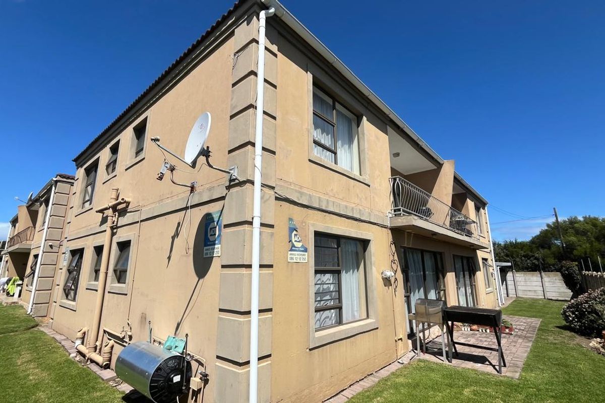 Stylish 2 Bedroom Apartment for Sale in Aston Bay Just 550m from the Beach - Photo 3