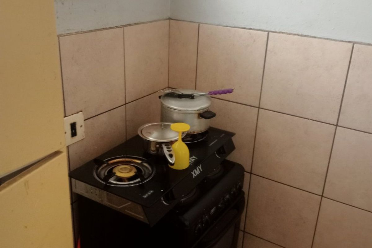 Spacious Apartment with Bonus Room and 24-Hour Security - Photo 5