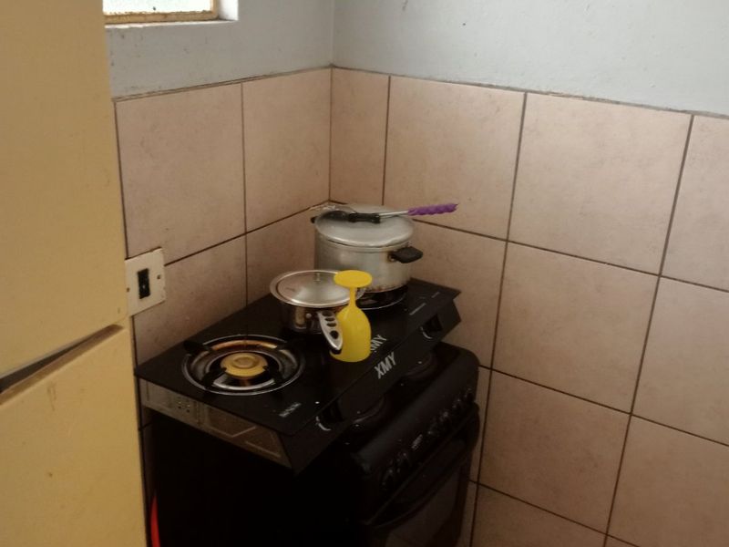 Spacious Apartment with Bonus Room and 24-Hour Security - Photo 5