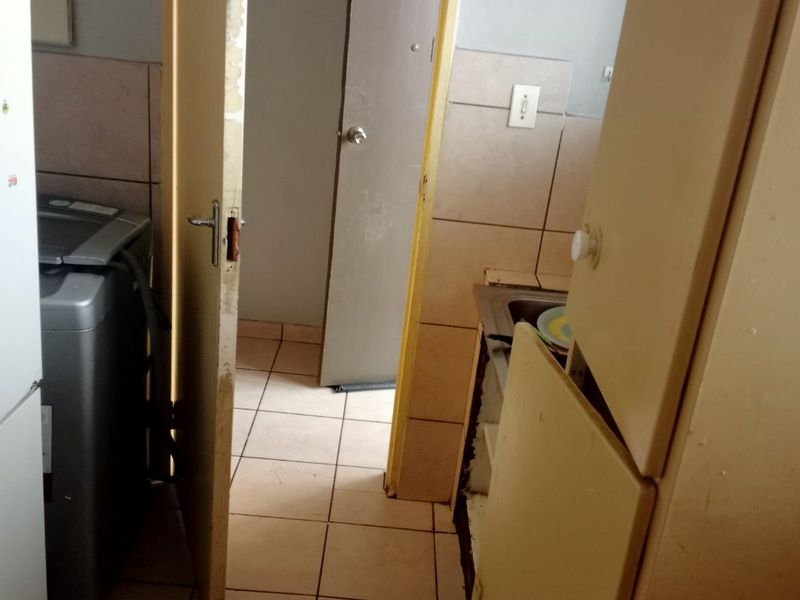 Spacious Apartment with Bonus Room and 24-Hour Security - Photo 6