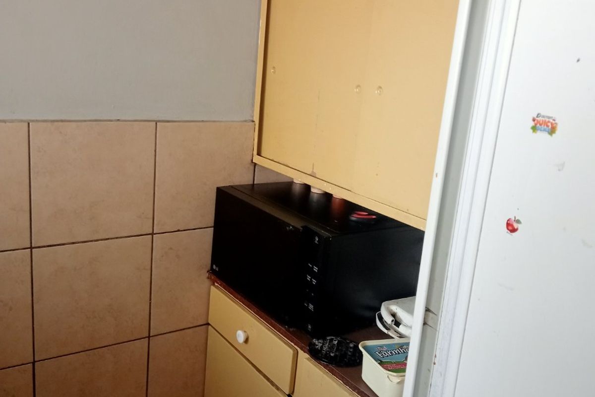 Spacious Apartment with Bonus Room and 24-Hour Security - Photo 4