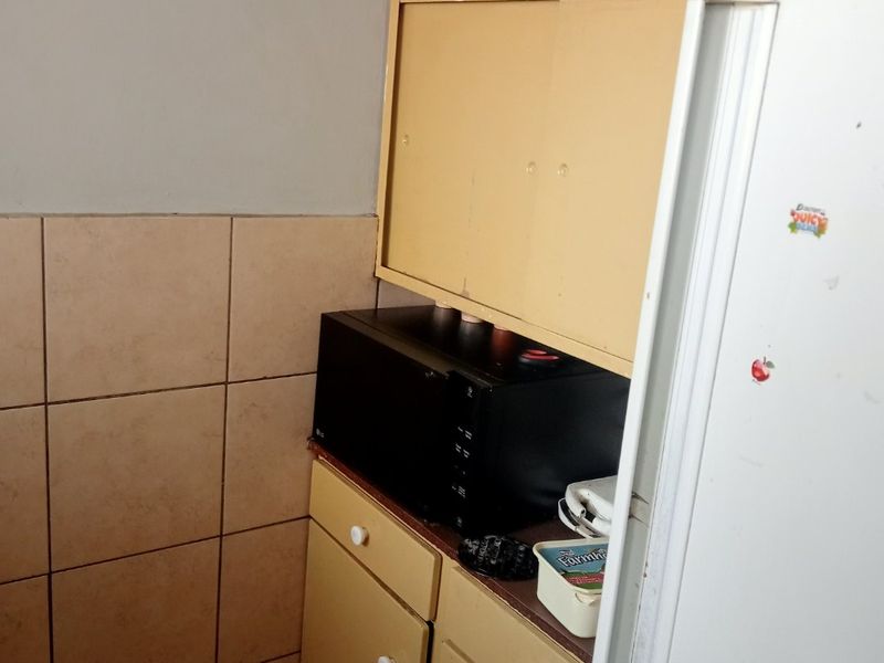 Spacious Apartment with Bonus Room and 24-Hour Security - Photo 4