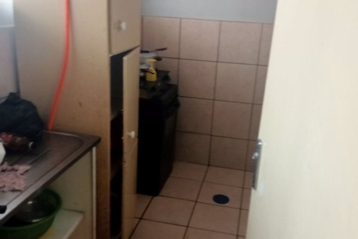 Spacious Apartment with Bonus Room and 24-Hour Security - Photo 3