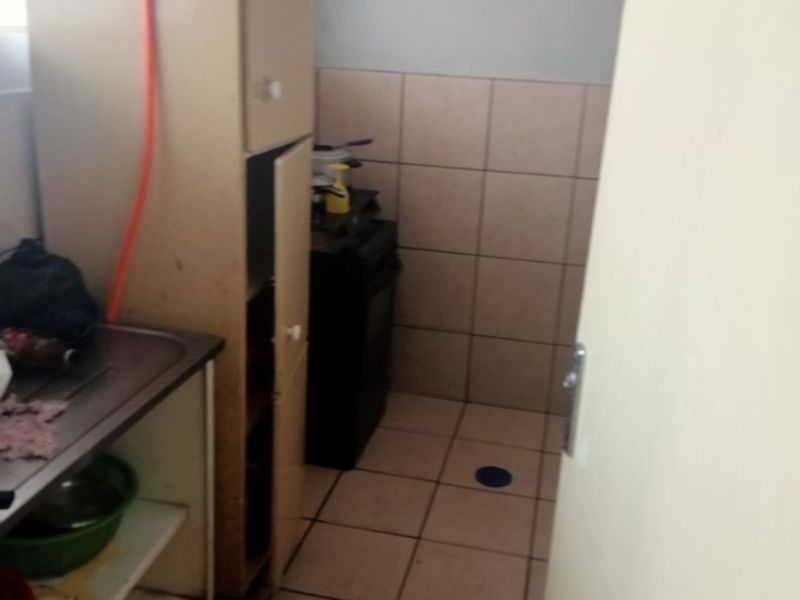 Spacious Apartment with Bonus Room and 24-Hour Security - Photo 3