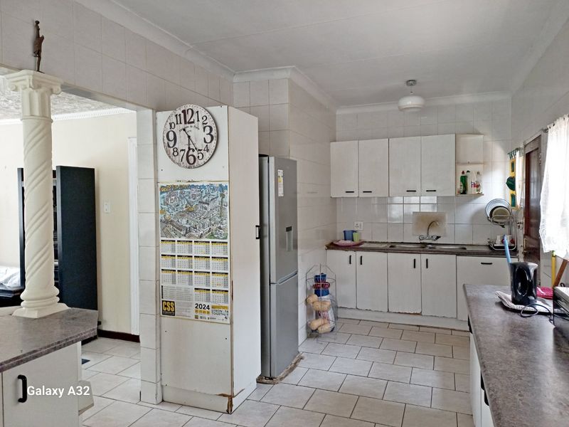 3 bedroom house for sale in Clayville - Photo 4