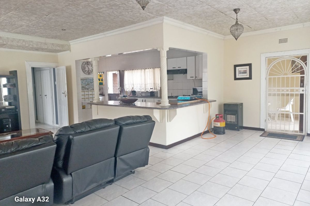 3 bedroom house for sale in Clayville - Photo 5