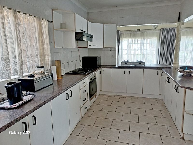 3 bedroom house for sale in Clayville - Photo 6