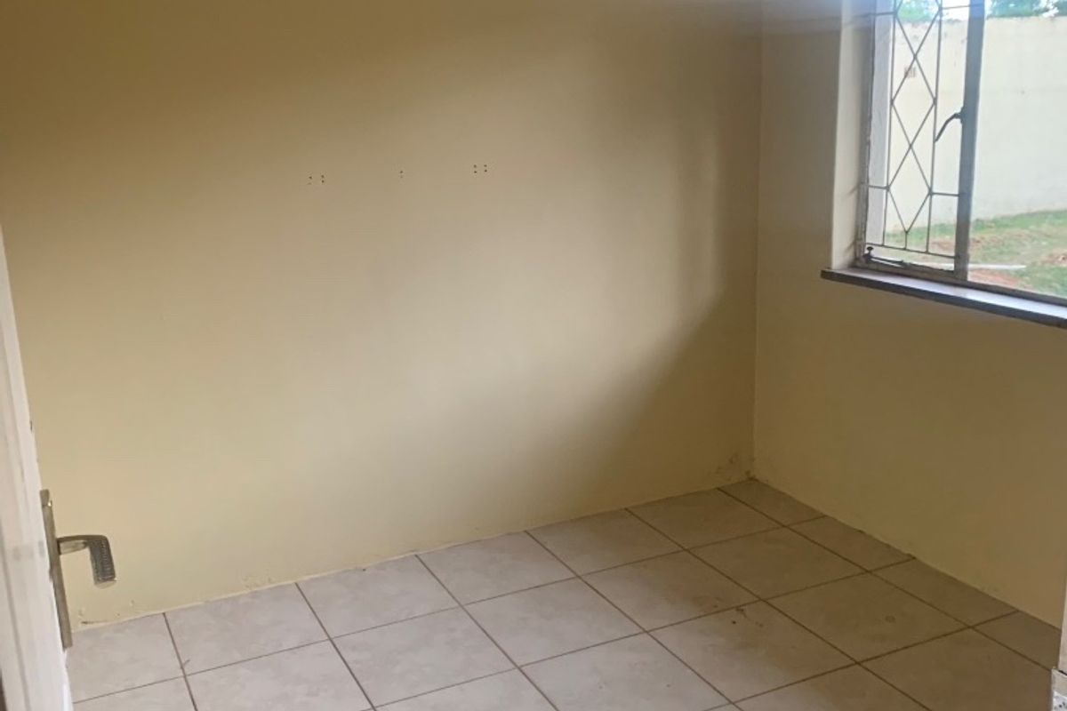 3 Bedroom House to Rent in Kibler Park.  - Photo 5