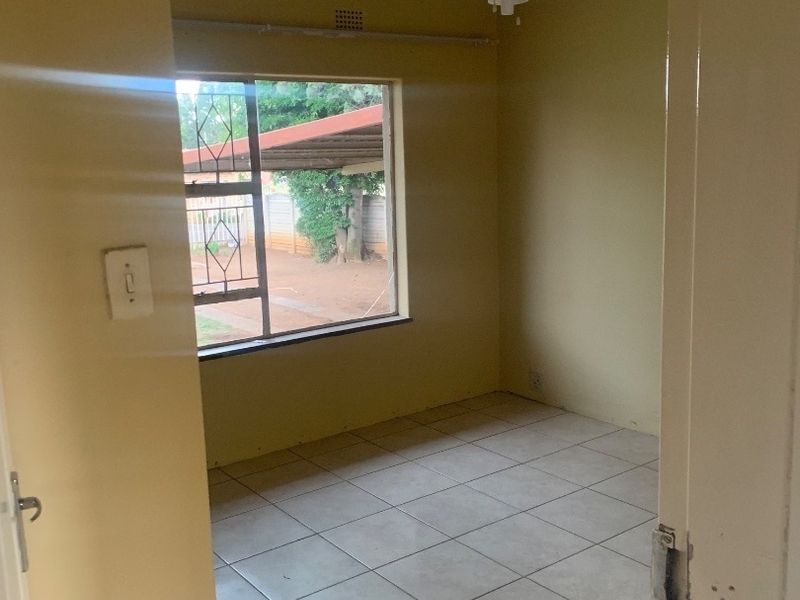 3 Bedroom House to Rent in Kibler Park.  - Photo 7