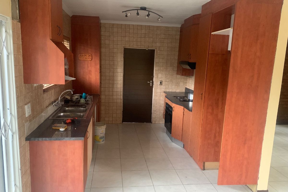 3 Bedroom House to Rent in Kibler Park.  - Photo 2