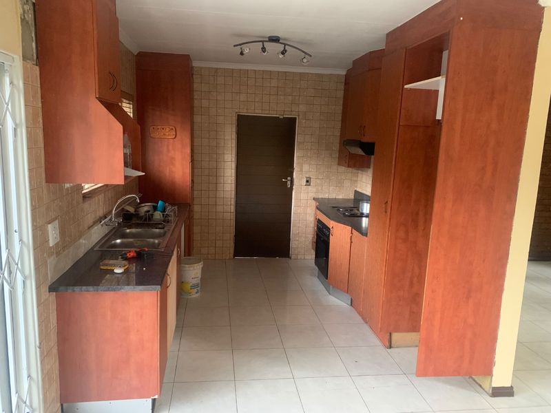 3 Bedroom House to Rent in Kibler Park.  - Photo 2