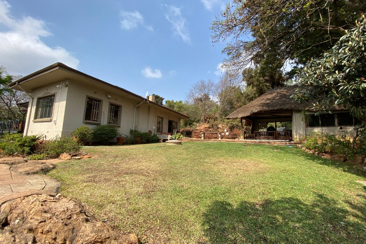 Beautiful Family Home with Panoramic Views - Photo 4
