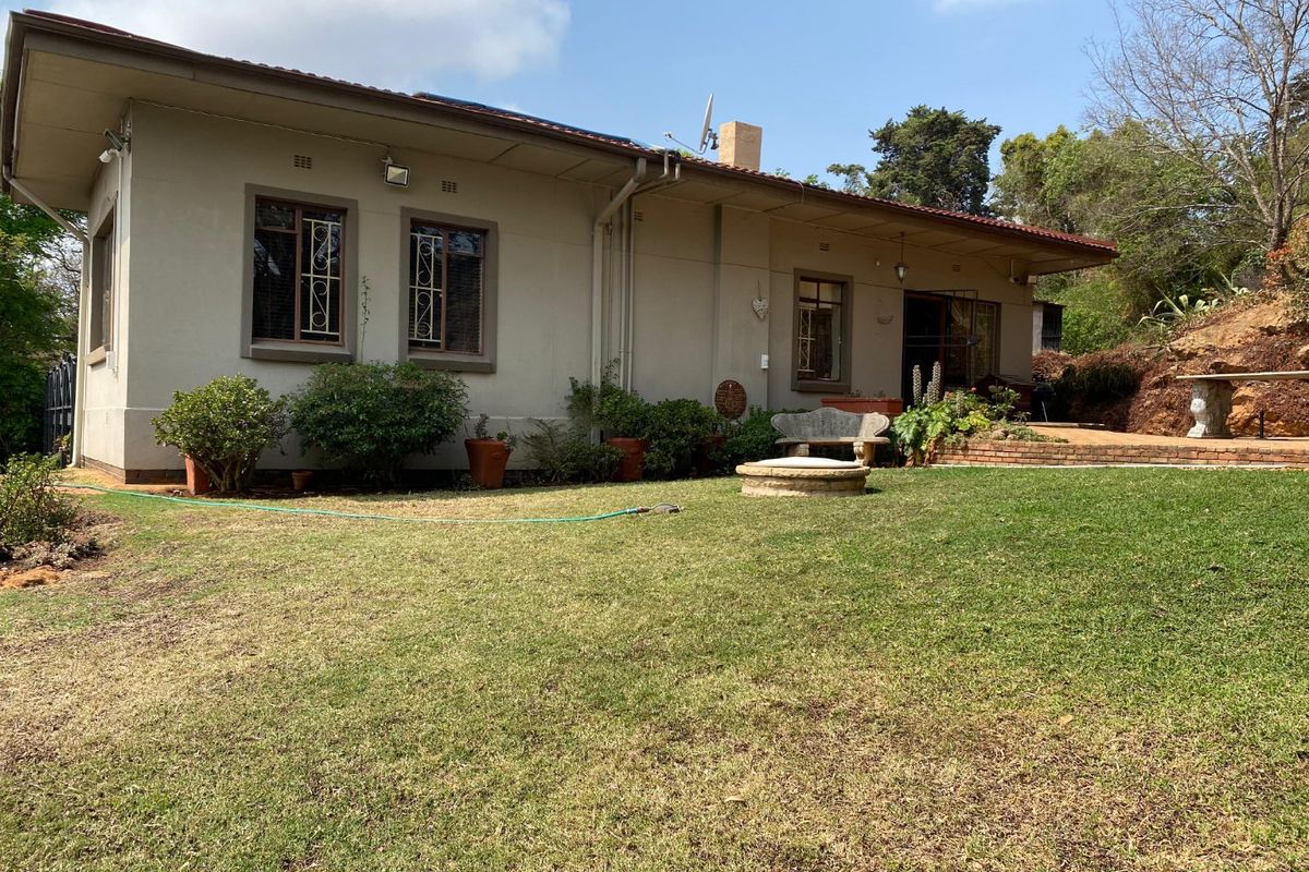 Beautiful Family Home with Panoramic Views - Photo 3