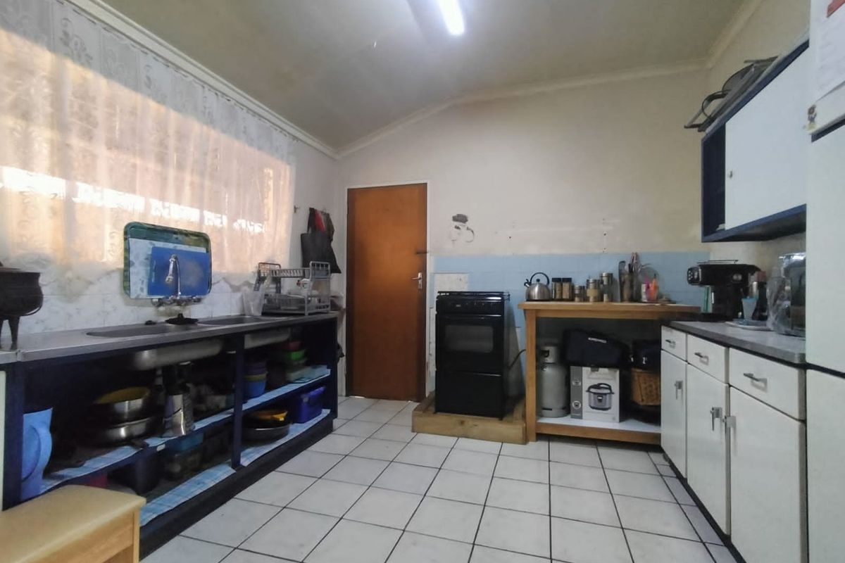 Charming 3-Bedroom Home in Stilfontein - Photo 4