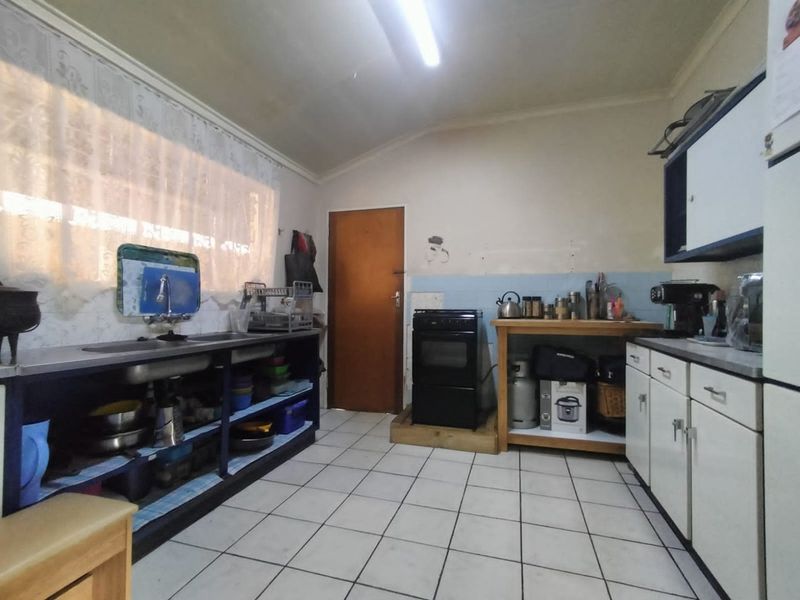 Charming 3-Bedroom Home in Stilfontein - Photo 4