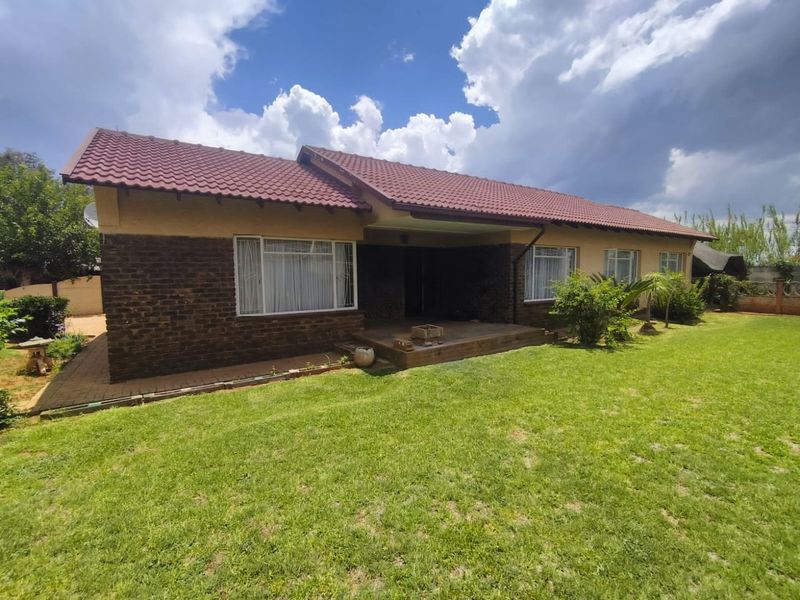 Charming 3-Bedroom Home in Stilfontein - Photo 2